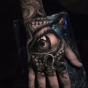 Tattoo by Yomico #Yomico #hyperrealism #realism #realistic #handtattoo #octopus #eye 