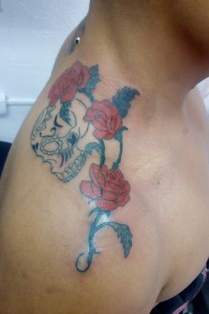 Skull and roses tattoo 😎