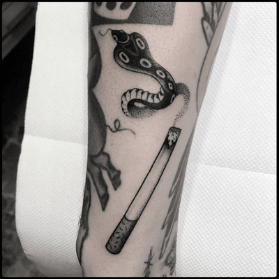 #totemica #tunguska #black #cigarette #cobra #snake #smokingkills #filler #tattoo #adrenalinktattooing #marghera #venezia #italy #blacktattooart #tattoolifemagazine #tattoodo #blackworkers #blackwork 