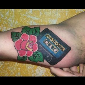 #kiatattoo #tatuagem #tattoo #tatuaje #oldiscool #oldschool #oldschooltattoo #tradicional #tattootradicional #traditionaltattoo #boldtattoo #boldline #ink #inked #tattooer #k7 #k7tattoo #rosetattoo #oldschoollettering #electricink #supersharp