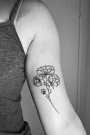 My first tattoo and I’m so in love😍 aandd I sketch this