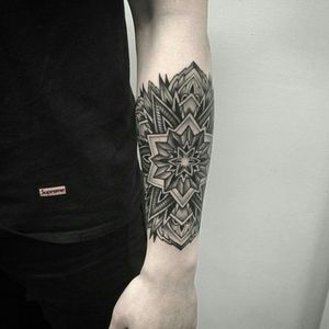 Amazing tattoo #handtattoo #blackandgreytattoo #art 