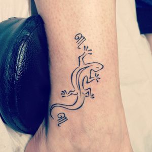 A little salamander with letters on ankle.#lines #lineworktattoo #linework #salamander #letter #finelines #black #michiyo