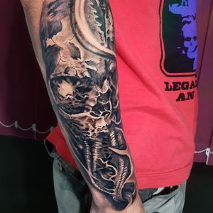Mais uma etapa do fechamento de braço do amigo Válber! Valeu mais essa!!! #darkness #darktattoo #horror #terror #artfusion #surrealism #skull #medo #caveira #armtattoo #electricinkpen #art #realism #blackandgrey #electricink #brasil #follow #mktpen #coronelfabriciano #vda #tatuadores #tatuador #like #inked #victoresptattoo #tatuagem