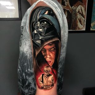 Tatuaje de Star Wars por Alex Rattray #AlexRattray #realism #realistic #hyperrealism #portrait #popculture #DarthVader #AnakinSkywalker #StarWars #movietattoo #scifi