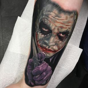 Joker Tattoo por Alex Rattray #AlexRattray #realism #realistic #hyperrealism #portrait #popculture #Batman #Joker #DCComics #HeathLedger #TheDarkKnight #switchblade #villano