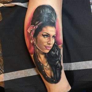 Amy Winehouse Tattoo by Alex Rattray #AlexRattray #realism #realistic #hyperrealism #portrait #popculture #lady #ladyhead #AmyWinehouse #famous #singer #RIP #memorialtattoo #jazz
