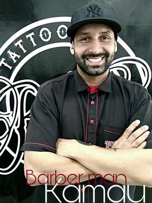 Nosso barberman: KamauCom experiência e muito estilo Kamau é linha de frente em nossa barbearia, com estilo ousado, contemporâneo ou clássico!