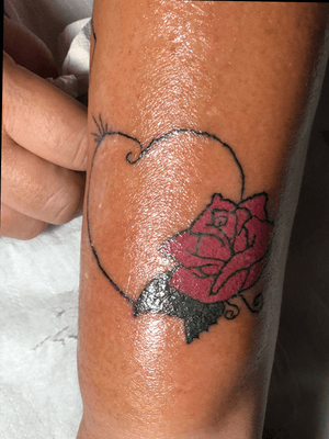 Tatuaggio fatto a mia madre ma devo finire il cuore perchè era indecisa di che colore fare il cuore  😅😅😅😅