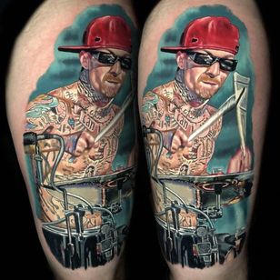 Tatuaje de Travis Barker por Alex Rattray #AlexRattray #realism #realistic #hyperrealism #portrait #popculture #TravisBarker #drum set #drums # Blink182 #music #musictattoo
