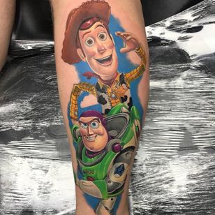 Toy Story Tattoo por Alex Rattray #AlexRattray #realism #realistic #hyperrealism #portrait #popculture #ToyStory #movie #movietattoo #Pixar #Disney #SheriffWoody #BuzzLightyear #newschool