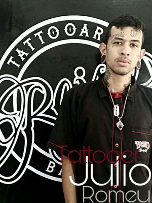 Nosso Tattooer: Julio RomeoCom trabalho marcante e traços firmes.Júlio se destaca nos estilos Neotrad, preto e cinza, lettering e chicana.... Com referências ousadas!!!