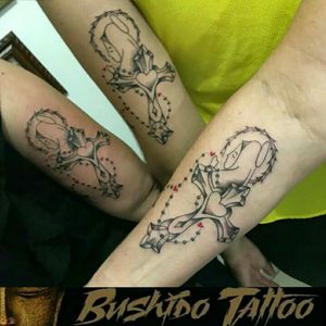 Da Menor a Maior Gratidão em Fazer Parte de Cada História e Cada Homenagem envolvida em Nossas Tatuagens...Especialista em Tatuagens Delicadas, Tatuagens Femininas Traços Finos/FineLine Escristas/Caligraphy - Tatuagem de Cruz com Santa e Terço Feito Pelo Cliente e Nossa Releitura Para a Cliente Tattoo Por, @araninchaves em @bushidotattoobr.Line Work - Sky Line - Desenho/Draw - Fine Line/LinhaFina - Releitura de Desenho que a Cliente Nos Trouxe de Cruz com Santa e  Terço em BlackAndGrey/Preto e Cinza Para a Família que Virou 3 Tattoo...😷✍🙏📿🕇... Obg Pela Confiança em Nosso Trabalho...😷✍🙏🙌.Quer uma Arte Exclusiva Chama No Whatsapp do Estúdio 👇👇Agendamento&Orçamentos Somente Pelo Whatsapp do Estúdio 📲 +5517991218074...."Tatuagem Também é Cultura, Amor & Art.".🇧🇷BUSHIDO TATTOO 🇧🇷#BushidoTattooBr #AraninChaves #Tatuadora #sjrp #sjriopreto #riopreto #riopretotattoo #tattooriopreto #tatuagemriopreto #riopretotatuagem #saojosedoriopreto #Tatuagem #Tattooja #Tattoo2me #Tattoo2us #TopDasTattoos #Dreamstatto #TattooSocial #tatuagensdelicadas_sp #Tattooinspbr #BlackWork #LinerWork #TraçosFinos #DotWork #lineworktattoo #fineliner #BlackAndGrey #Santa #Cruz #Terço #Tattoodo #TattoodoApp #tattoooftheday .BUSHIDO TATTOO 🏯 São José do Rio Preto-SP R: Dr Luiz Américo de Freitas n° 504 Sala3 Bairro: Vila ErcíliaWhats: 📲 +55 17 991218074 .👉Curta 👉Like Nossa Pagina no Face...💻 facebook.com/bushidotattoobr👉Follow 👉Siga 👉Instagram....📷  instagram.com/bushidotattoobr