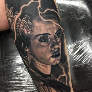 Bride of Frankenstein Tattoo por Alex Rattray #AlexRattray #realism #realistic #hyperrealism #portrait #popculture #movie #movietattoo #BrideofFrankenstein #ElsaLanchester #blackandgrey #classicfilm #actress
