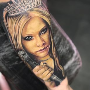 Avril Lavigne Tattoo por Alex Rattray #AlexRattray #realism #realistic #hyperrealism #portrait #popculture #AvrilLavigne #music #musictattoo #singer #famous #microphone #poppunk #tiara