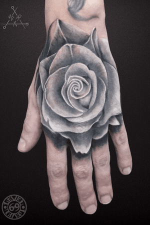  #hand #handtattoo #tattooart #realism #realistic #Tattoodo #tattoopharma #worldfamousink #realismtattoo #blackandgrey #blackandgreytattoo #69level #rose #hand #rosetattoo #blackandwhitetattoo 