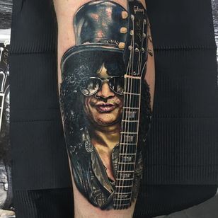 Slash Tattoo por Alex Rattray #AlexRattray #realism #realistic #hyperrealism #portrait #popculture #Slash #GunsNRoses #rockandroll #music #musictattoo #guitar #gibson #guitarist # famous