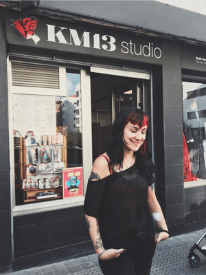 Ruth Cuervilu Tattoo en la puerta de KM13 Studio.