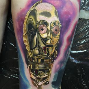Tatuaje C-3PO por Alex Rattray #AlexRattray #realism #realistic #hyperrealism #portrait #popculture #StarWars # C3PO #robot #scifi #droid #movietattoo #gold #metal