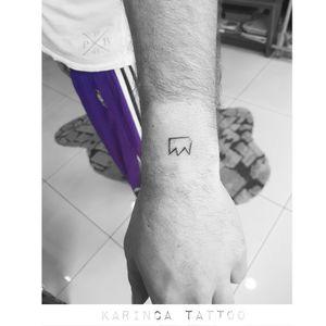 👑Instagram: @karincatattoo #crown #crowntattoo #wrist #small #minimal #little #tiny #dövme #istanbul #turkey #karincatattoo #tattoo #tattoos #tattoodesign #tattooartist #tattooer #tattoostudio #tattoolove #ink #tattooed #girl #woman #tattedup #inked #LebronJames #king