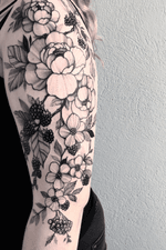 Floral tattoo #blackberry #blackandgrey #blackwork #wipshading #tattooart #flower #flowers #girl #ink #inked #art #blacktattoo 