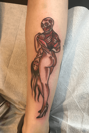 So this piece was one if the most fun ever! Leah asked me to make a pin up girl taking off her skin... so this i what resulted and it reminds me of the #hellraiser series from back in the day. Anyone familiar with clive barker? If not do yourself a favor and watch the hellraiser movies. Thet were ground breaking in thier time. #pinupgirl #traditionaltattoo 
