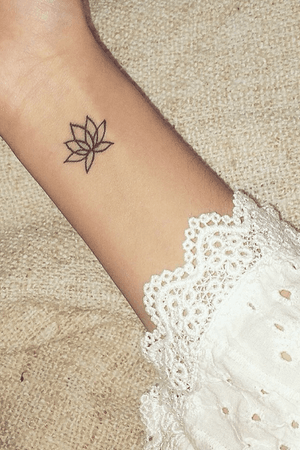 #lotustattoo#lotusflower#lotus#flower#tattoo#lotusflowertattoo#wrist#wristtattoo#tatouage#simple#fleur#fleurdelotus