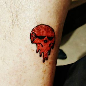 Este tattoo es el diseño personal de un amigo, sin duda muy significativo #redmelthskulltattoo #skull #skulltattoo  #blackandred #blackandredtattoo #melthskull 