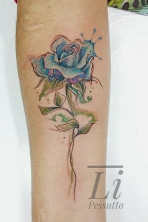 Arte exclusiva. Rosa estilo aquarela...Insta @li.pessutto#roses #rosestattoo #watercolortattoo #tattooaquarela #tattoorosa #tatuagemfeminina #tattoodelicada #lipessutto #alinepessutto