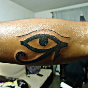 "Horus' Eye" "Ojo de Horus" #Black #blacktattoo #HorusEye #ojodehorus #eyetattoo 