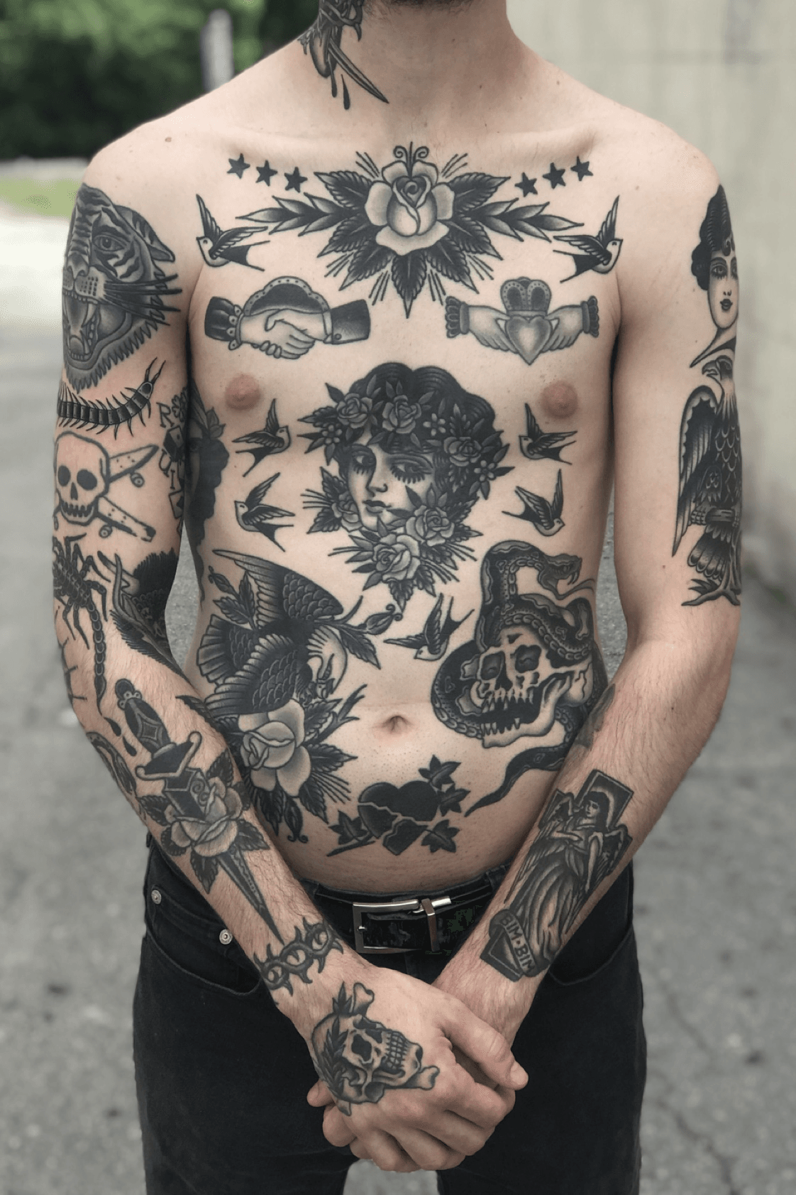 Traditional style black skull and rose tattoo inked on the left outer  forearm  Tatuagem old school Tatuagem Tatuagem masculina