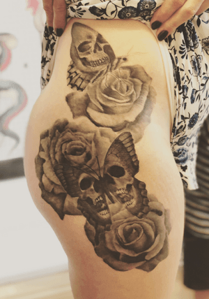 Thigh piece #skull #realism #roses #blackandgrey #girlswithtattoos 