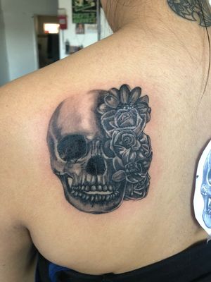 Skull and flowers !.