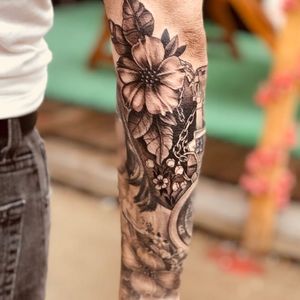 New York tattoo studio: House of Monkey Tattoo, done by Melody Mitchell #blackwork #blackandgrey #flowers #leaves #realism #newyork #femaletattooartist