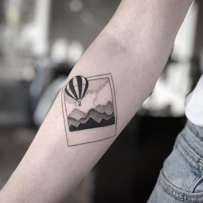 Los Angeles tattoo studio: Cast of crowns art collective, done by Brandon Fuller, #minimalism #balloon #mountain #Miniature #losangeles #blackandgrey