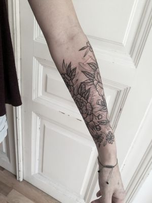 Part 2 . . #tattooart #tattooartist #flowertattoo #flower #tattooeurope #tattooculture #tattooukraine #tattooodessa #tattoovienna #tattooberlin #graphictattoo #minimaltattoo #flowerstattoo #mandalatattoo #tattogirl #TattooGirl #tattooGirls #CoverUpTattoos 