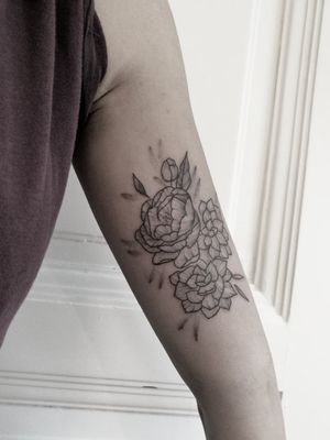 Done at Vienna..#tattooart #tattooartist #flowertattoo #flower #tattooeurope #tattooculture #tattooukraine #tattooodessa #tattoovienna #tattooberlin #graphictattoo #minimaltattoo #flowerstattoo #mandalatattoo #tattogirl #TattooGirl #tattooGirls