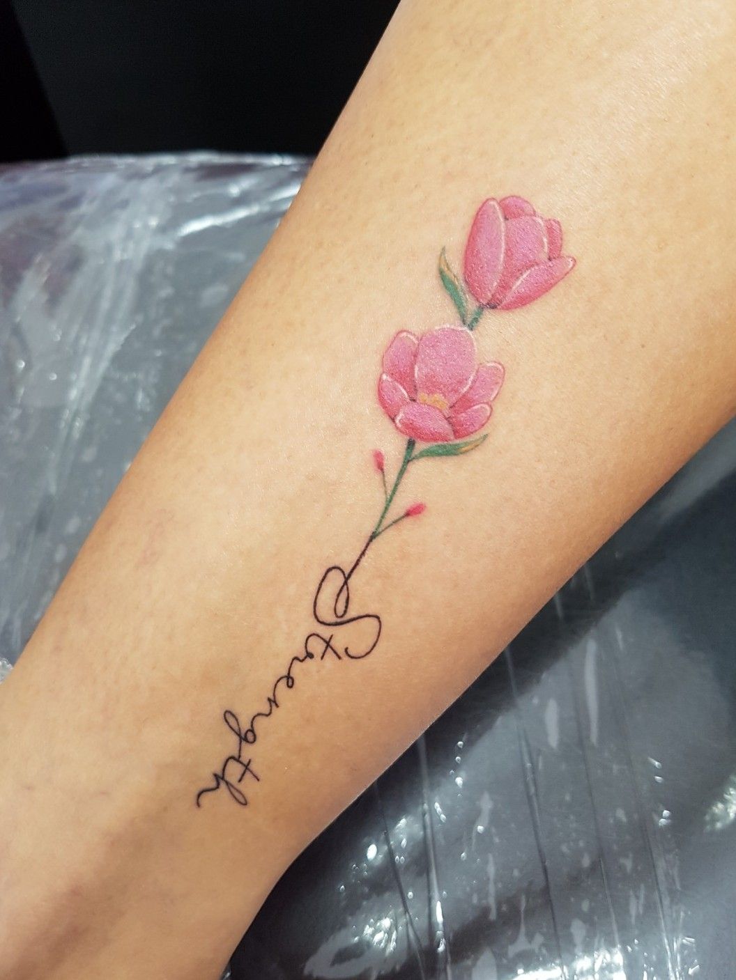 Tattoo uploaded by La Clínica Tatuajes y Perforaciones • Flores Tulipanes  por Oswel Sanchez • Tattoodo