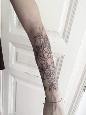 Cover up scars..#tattooart #tattooartist #flowertattoo #flower #tattooeurope #tattooculture #tattooukraine #tattooodessa #tattoovienna #tattooberlin #graphictattoo #minimaltattoo #flowerstattoo #mandalatattoo #tattogirl #TattooGirl #tattooGirls #CoverUpTattoos 