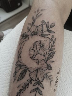 First work in Vienna . . #tattooart #tattooartist #flowertattoo #flower #tattooeurope #tattooculture #tattooukraine #tattooodessa #tattoovienna #tattooberlin #graphictattoo #minimaltattoo #flowerstattoo #mandalatattoo