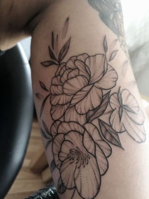 Details..#tattooart #tattooartist #flowertattoo #flower #tattooeurope #tattooculture #tattooukraine #tattooodessa #tattoovienna #tattooberlin #graphictattoo #minimaltattoo #flowerstattoo #mandalatattoo #tattogirl #TattooGirl #tattooGirls