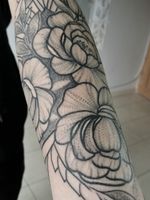 Details . . #tattooart #tattooartist #flowertattoo #flower #tattooeurope #tattooculture #tattooukraine #tattooodessa #tattoovienna #tattooberlin #graphictattoo #minimaltattoo #flowerstattoo #mandalatattoo