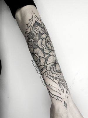 Individual project👁👁 . . #tattooart #tattooartist #flowertattoo #flower #tattooeurope #tattooculture #tattooukraine #tattooodessa #tattoovienna #tattooberlin #graphictattoo #minimaltattoo #flowerstattoo #mandalatattoo 