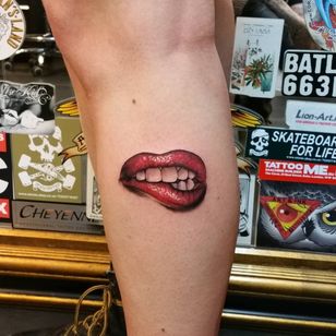Tatuaje de Liam Ryan #LiamRyan #MotorinkFinestTattooing #Amsterdam #lips #realism #realistic #hyperrealism #kiss #mouth
