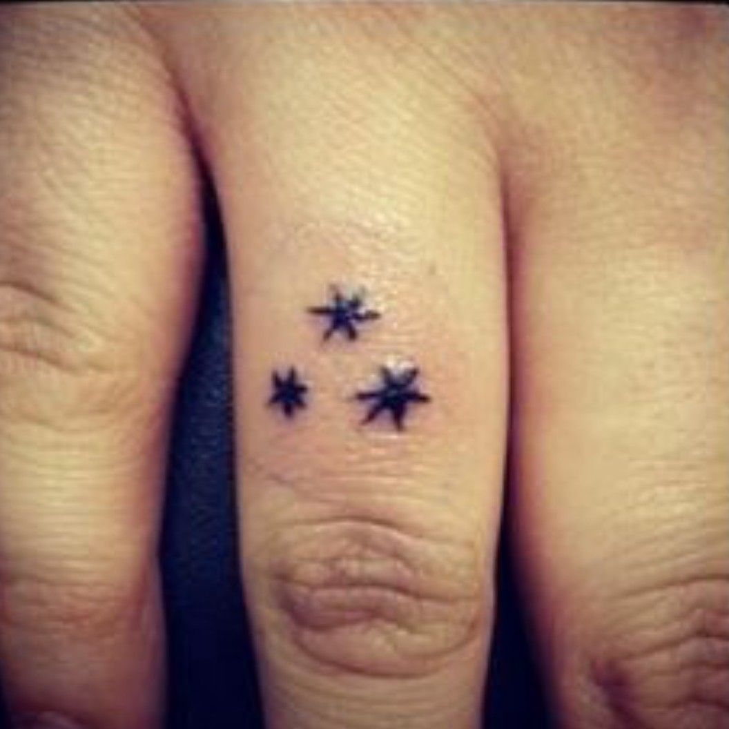 Fanciful Small Star Tattoos on Finger  Tatuajes discretos Tatuajes  delicados femeninos Tatuajes inspiradores