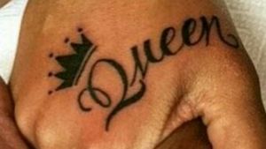 #queen #partnertattoo #Handtattoo #schwarz #xxxlblack #zuppa #cheyenehawk #elitecartridge #tattoo #tattooedgirl #tattooartist #followme #follower #follow #cheyene #black#follower #inkgirl #inked #tattooedwoman #tattooedgirl #germantattooers#solingen #hellotattoomed#suprasorb #suprasorb_f 
