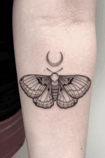 “Moth”  -  INSTAGRAM:  _mfox                                                    #art #moth #tattoo #blackwork #blackworktattoo #blacktattoo #blackandgrey 