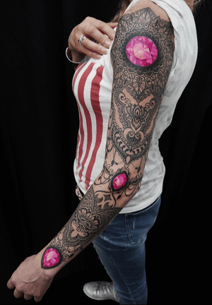 finished this bejeweled #bongostyle ornamental sleeve a few days back.thank you for looking. follow me on Facebook at : https://www.facebook.com/obi1art/ www.obi1art.com on Instagram as obi1.0 #germany #mannheim P.S - Please DO NOT COPY #obitattoo #bongostyle #bongo_styletattoo #tibetantattoo #flowertattoo #fullsleevetattoo #fullsleevetattoos #geometrictattoo #blackwork #germanytattoo #mannheimtattoo #@tadoo_ergo_tattoofurnitures #ornamentaltattoo #colourtattoo #alchemytattooexpo #conthey #switzerlandtattoo #contheytattoo
