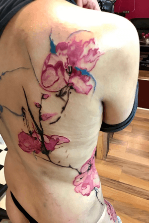 Aquarell kirchblüten tattoo mit worldfamous ink von schulter bis oberschenkel 