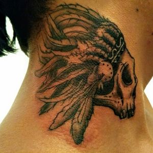#skulltattoo #blackandgray #indiantattoo #plumas #tatuaje #tattooenelcuello 